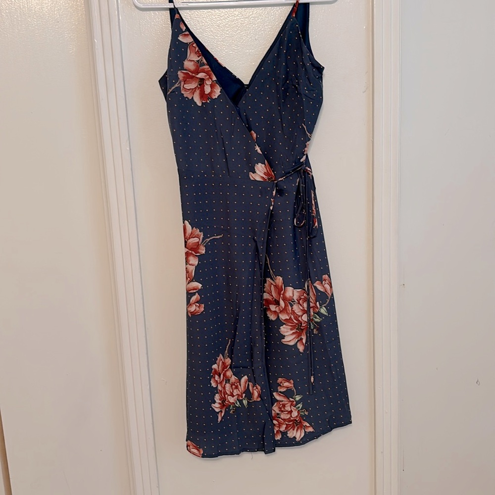 Lulus NWT Wrap Around Summer Dress size small beautiful floral print fully lined